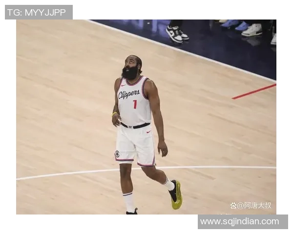 快船与上海大鲨鱼激战正酣NBA赛场精彩对决引发球迷热议