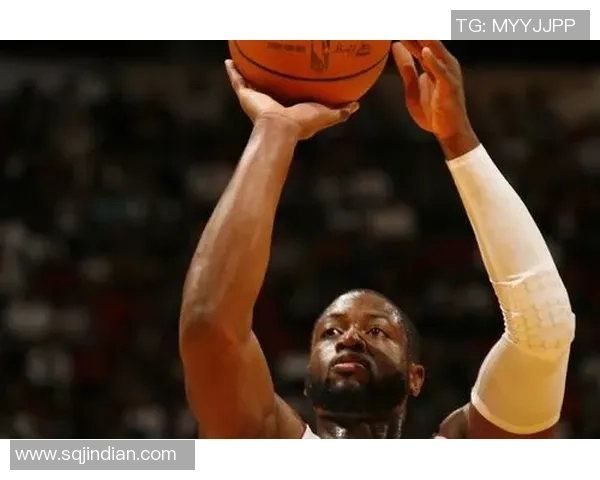 热火与山猫激战正酣球员们展现出色技艺与团队合作精神